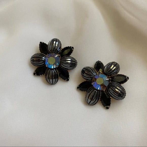 VTG Gunmetal Black Iridescent Flower Clip Earrings - Picture 8 of 9
